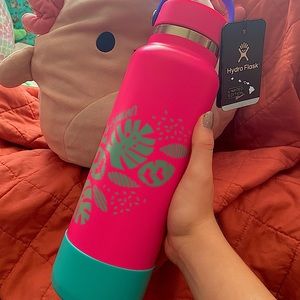 Hydro Flask Retro Limited Edition NWT